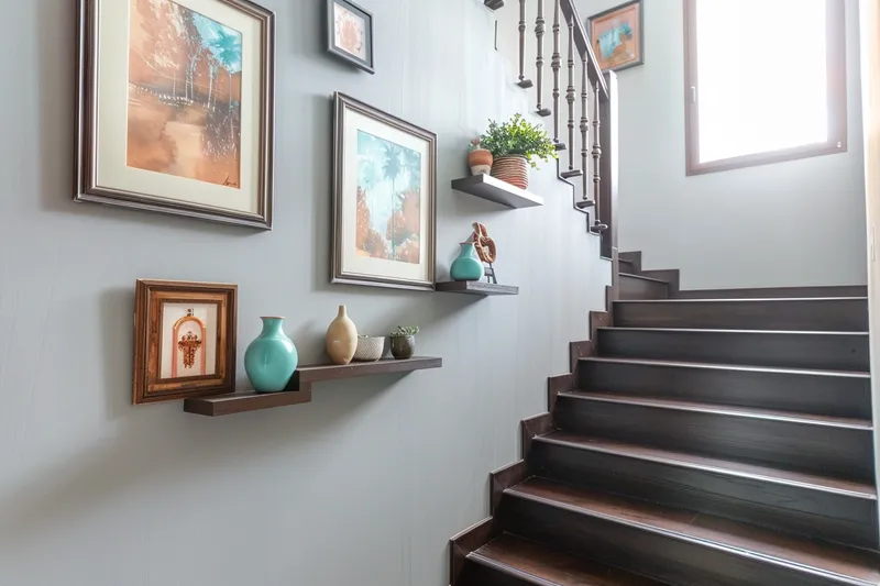 como decorar la pared de una escalera